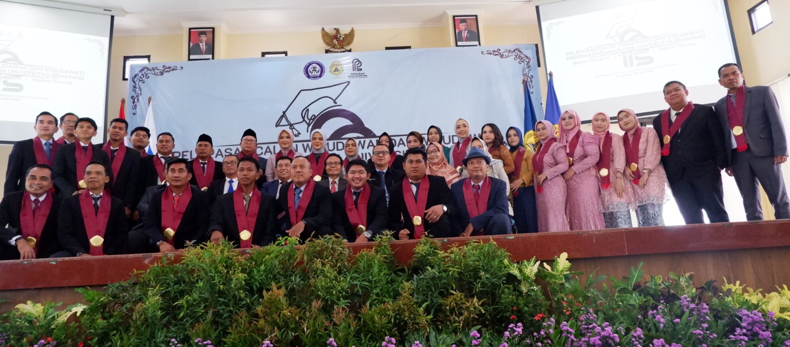 Sebanyak 77 lulusan yang terdiri atas 32 lulusan Magister Manajemen, 36 Magister Hukum dan 9 Magister Psikologi foto bersama dalam upacara pelepasan Pascasarjana Universitas Semarang (USM) di Gedung V lantai 6 Universitas Semarang, baru-baru ini.