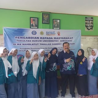 Tim Pengabdian kepada Masyarakat Universitas Semarang (PkM USM), berfoto bersama siswa MA Nahdlatut Thullab Manggarwetan, Kecamatan Godong, Kabupaten Grobogan peserta penyuluhan hukum tentang Kewajiban Pelaporan Peristiwa Kependudukan serta Peristiwa Penting dalam Kependudukan, pada 21 Mei 2024.