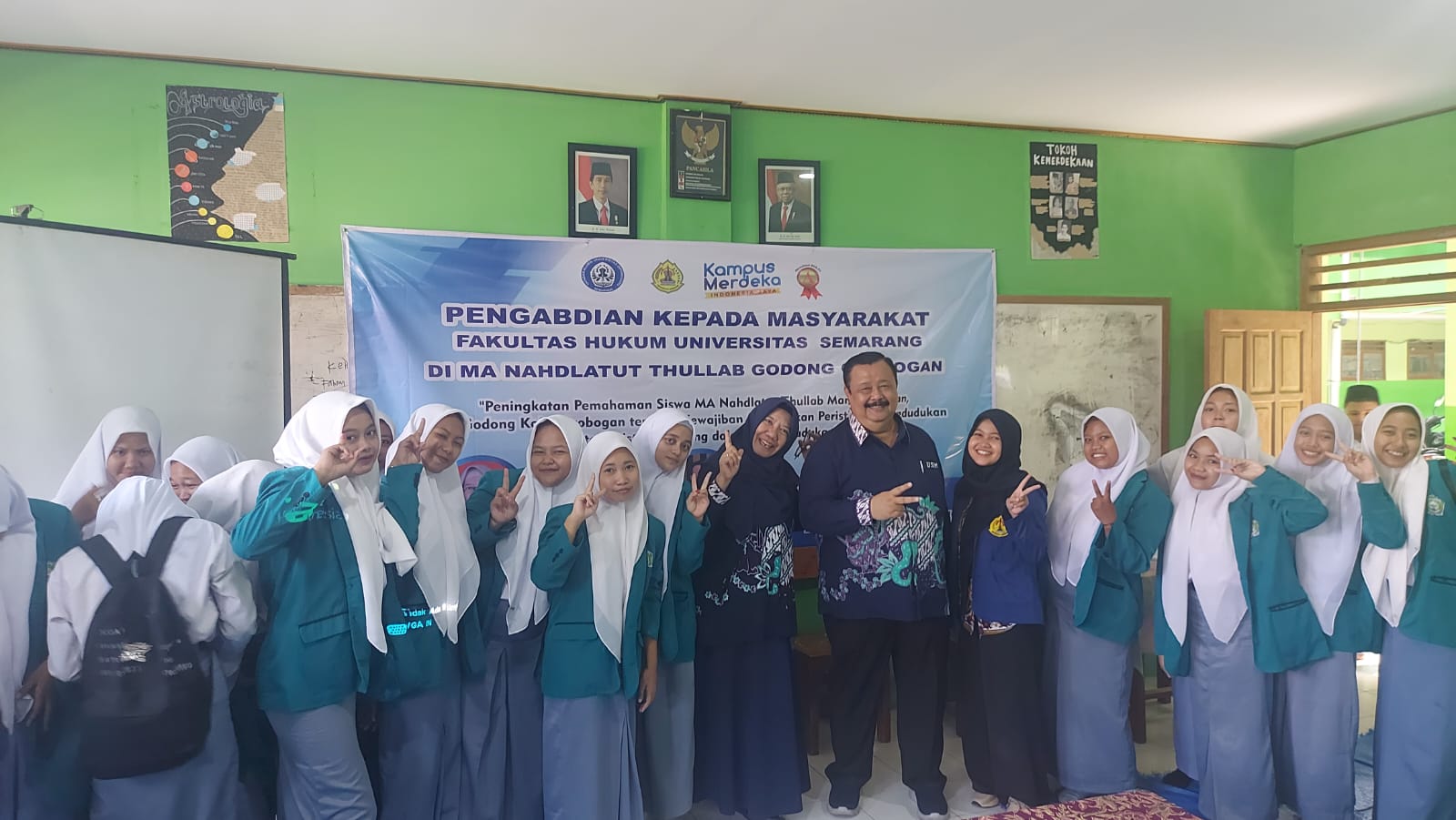 Tim Pengabdian kepada Masyarakat Universitas Semarang (PkM USM), berfoto bersama siswa MA Nahdlatut Thullab Manggarwetan, Kecamatan Godong, Kabupaten Grobogan peserta penyuluhan hukum tentang Kewajiban Pelaporan Peristiwa Kependudukan serta Peristiwa Penting dalam Kependudukan, pada 21 Mei 2024.