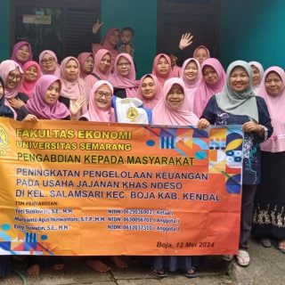 Dosen Fakultas Ekonomi USM yang tergabung dalam Tim Pengabdian kepada Masyarakat (PkM) memberikan sosialisasi peningkatan pengelolaan keuangan pada usaha jajanan khas ndeso di Kelurahan Salamsari, Kecamatan Boja, Kabupaten Kendal pada 12 Mei 2024