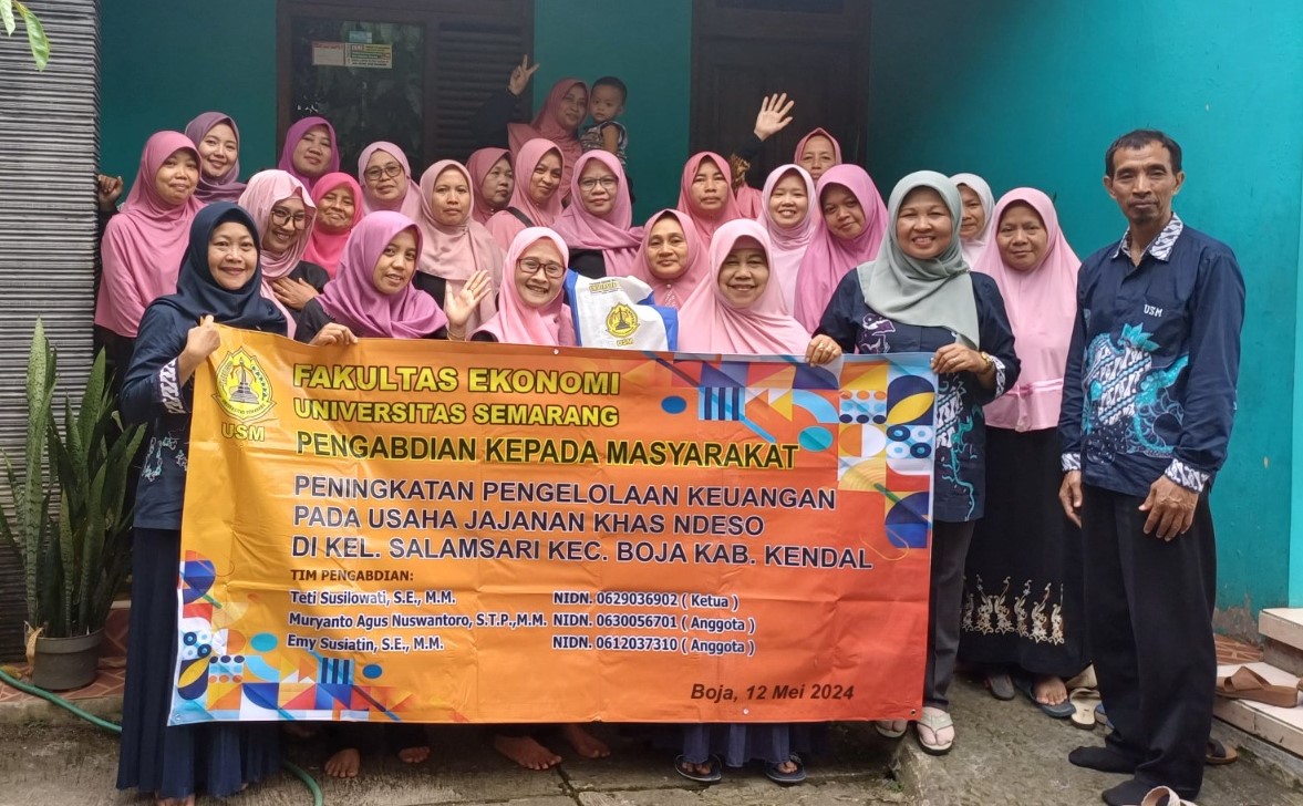 Dosen Fakultas Ekonomi USM yang tergabung dalam Tim Pengabdian kepada Masyarakat (PkM) memberikan sosialisasi peningkatan pengelolaan keuangan pada usaha jajanan khas ndeso di Kelurahan Salamsari, Kecamatan Boja, Kabupaten Kendal pada 12 Mei 2024