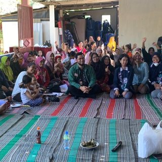 Warga Tambak Boyo Raya mendapat Edukasi Pencegahan Jebakan Pinjaman Online Ilegal dari Tim Pengabdian kepada Masyarakat Universitas Semarang (PkM USM) di Aula Serbaguna Banyu Mili Tambak Boyo Raya V, Semarang, pada 6 Mei 2024