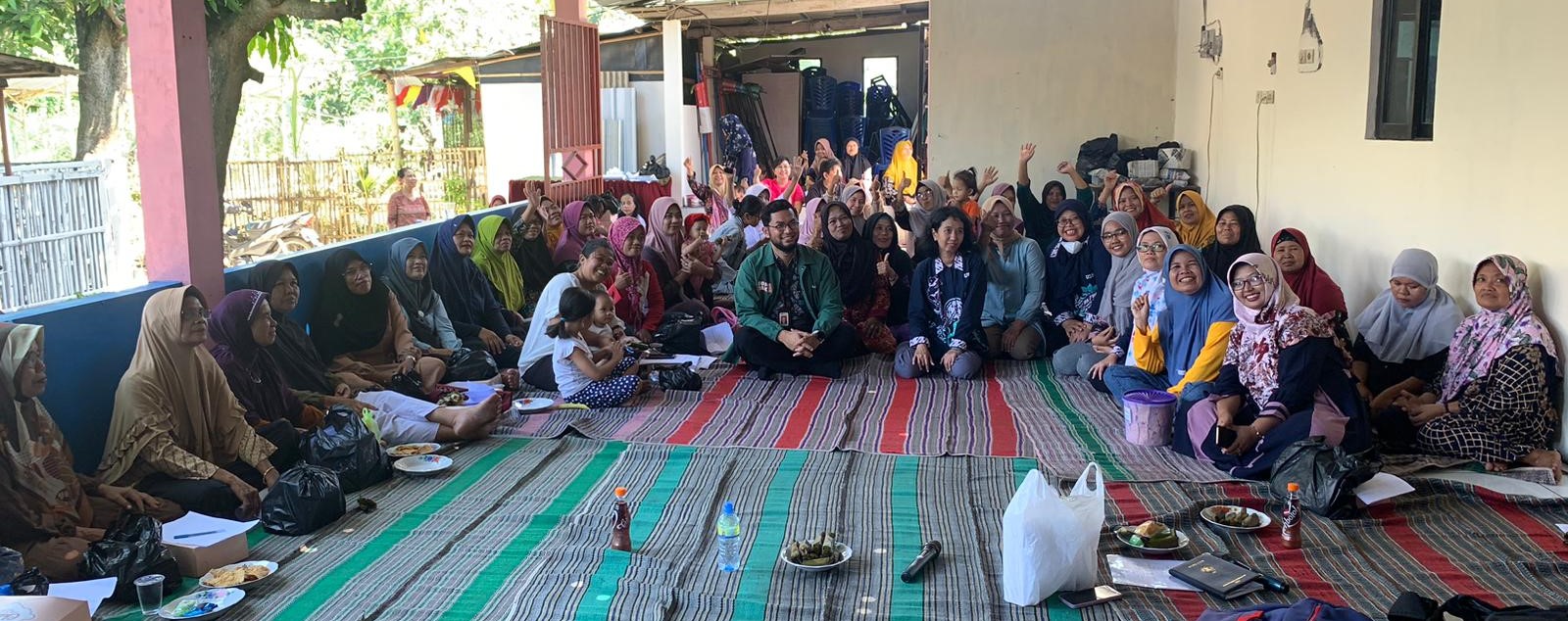 Warga Tambak Boyo Raya mendapat Edukasi Pencegahan Jebakan Pinjaman Online Ilegal dari Tim Pengabdian kepada Masyarakat Universitas Semarang (PkM USM) di Aula Serbaguna Banyu Mili Tambak Boyo Raya V, Semarang, pada 6 Mei 2024