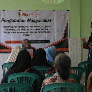 Tim PkM Himmatisi FTIK USM saat Sosialisasi Peningkatan Promosi untuk Memperluas Jangkauan Pemasaran Produk Masyarakat dengan Teknologi Digital di Aula TK Budi Mulyo, Pedurungan Tengah, Kota Semarang pada 20 Mei 2024