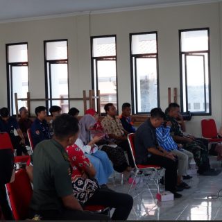 Anggota Tim Pengabdian kepada Masyarakat (PkM) dosen Magister Manajemen Pascasarjana Universitas Semarang (USM) sedang memberikan Pelatihan Penyusunan Strategi Kemasan dan Merek kepada pelaku UMKM di Kelurahan Plombokan, Semarang, baru-baru ini