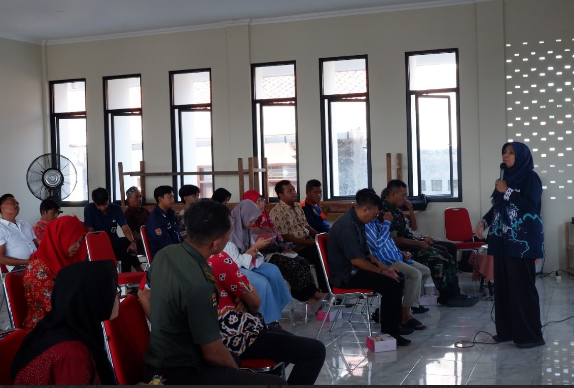 Anggota Tim Pengabdian kepada Masyarakat (PkM) dosen Magister Manajemen Pascasarjana Universitas Semarang (USM) sedang memberikan Pelatihan Penyusunan Strategi Kemasan dan Merek kepada pelaku UMKM di Kelurahan Plombokan, Semarang, baru-baru ini