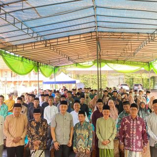 Ketua Baznas Kota Semarang, Arnaz Agung Andrarasmara membuka program Santripreneur 2024 di Ponpes Al-Asror, Kelurahan Patemon, Kecamatan Gunungpati, Kota Semarang. Hadir dalam acara itu Kepala Kantor Kemenag Kota Semarang H. Ahmad Farid, Ketua DPC FKPP Kota Semarang H. Samsudin dan para pengasuh pondok pesantren