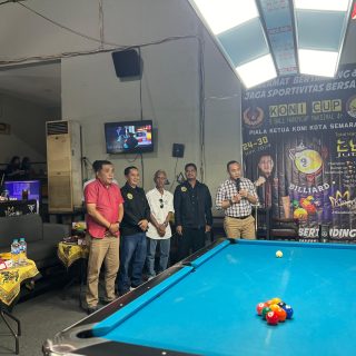 Ketua Umum KONI Kota Semarang, Arnaz Agung Andrarasmara, didampingi jajaran pengurus, membuka acara KONI Cup 9 Ball Handycap di Kingdom Billiard Semarang, Senin (24/6/2024) sore