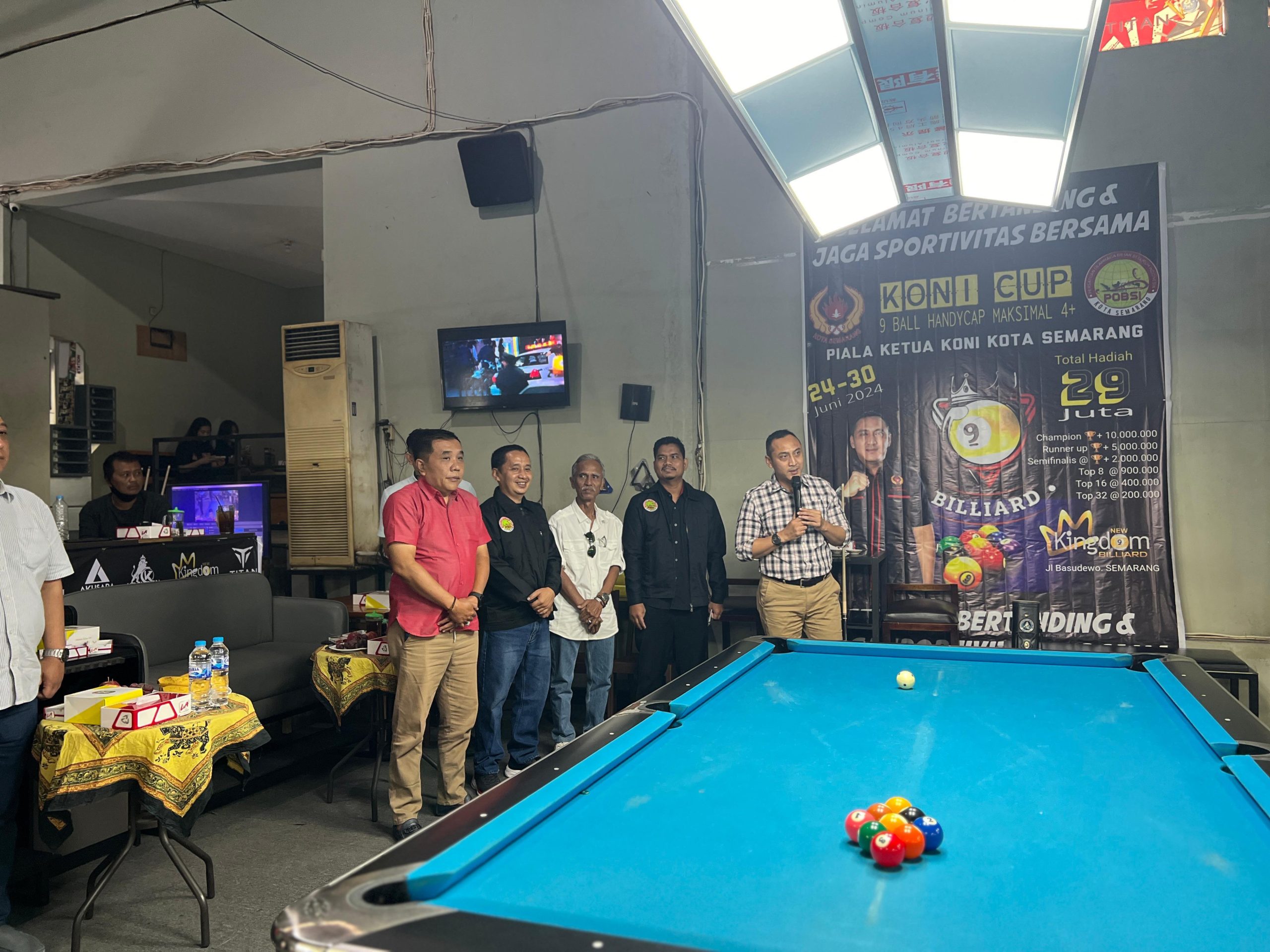 Ketua Umum KONI Kota Semarang, Arnaz Agung Andrarasmara, didampingi jajaran pengurus, membuka acara KONI Cup 9 Ball Handycap di Kingdom Billiard Semarang, Senin (24/6/2024) sore