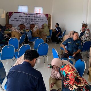 Kegiatan Tim Pengabdian kepada Masyarakat Universitas Semarang (PkM USM) saat memberikan Pelatihan Peningkatan Kinerja bagi ASN Dinas Ketenagakerjaan, Kabupaten Batang, baru-baru ini.