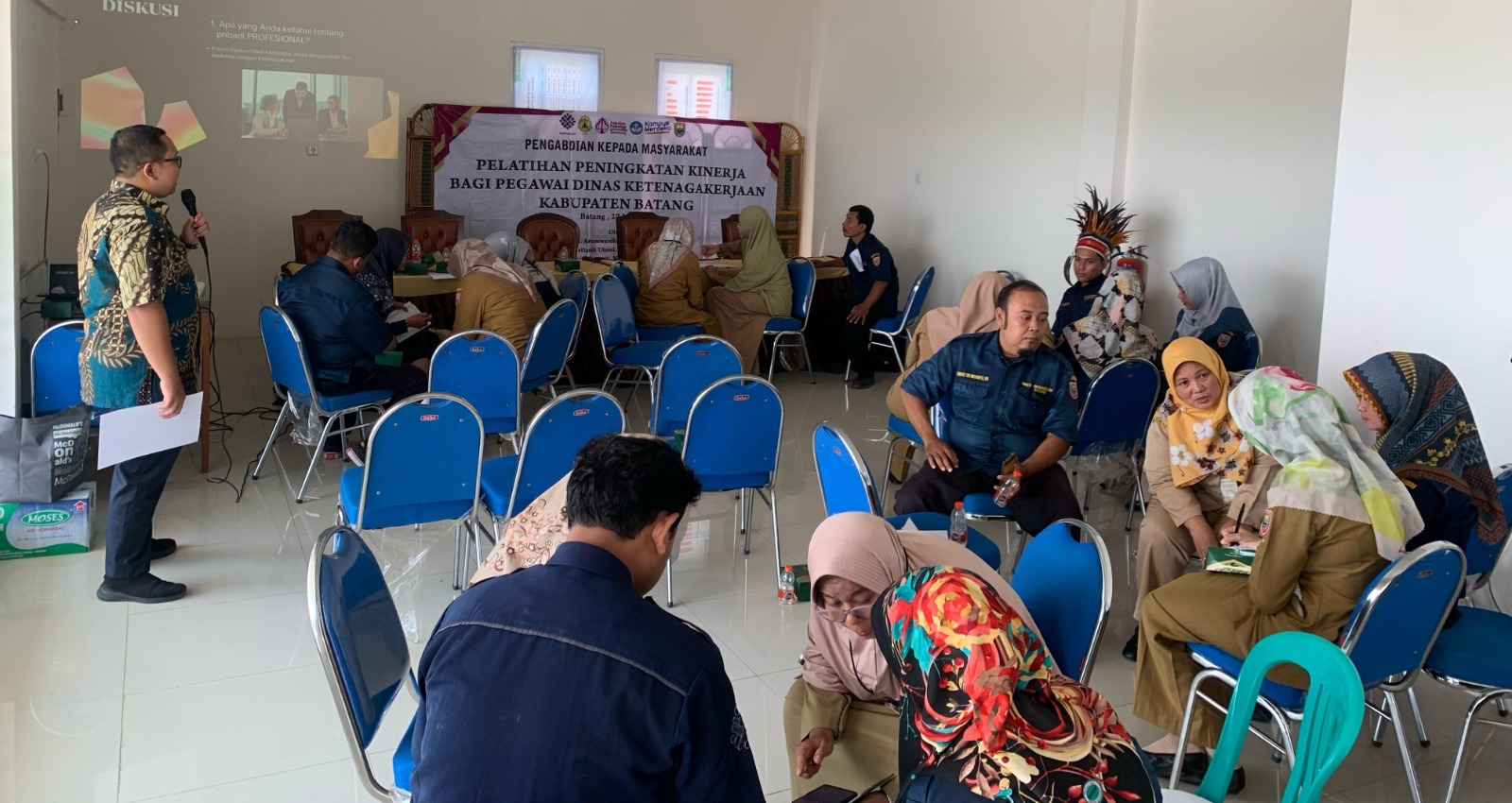 Kegiatan Tim Pengabdian kepada Masyarakat Universitas Semarang (PkM USM) saat memberikan Pelatihan Peningkatan Kinerja bagi ASN Dinas Ketenagakerjaan, Kabupaten Batang, baru-baru ini.