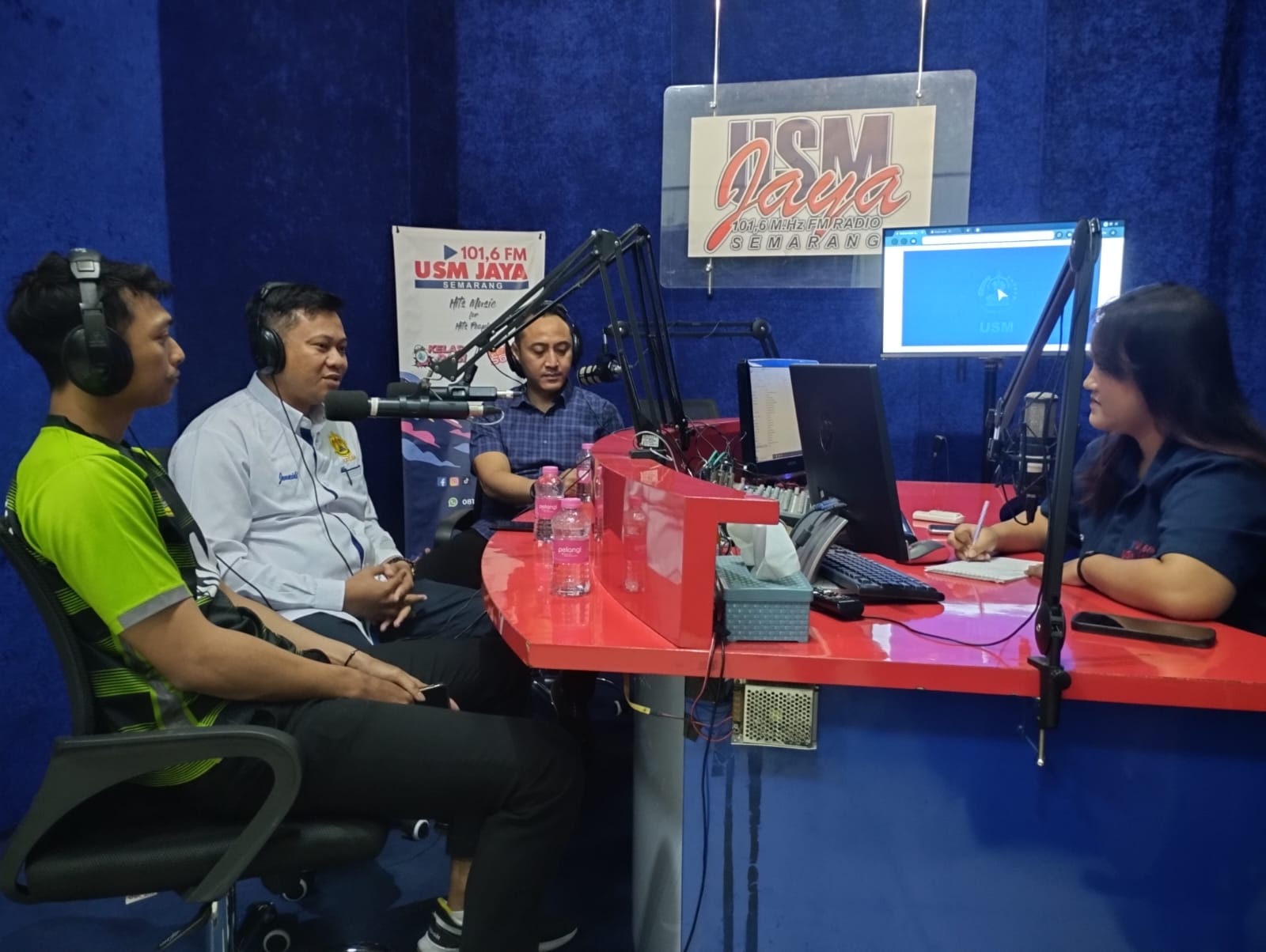 Talk Show "Mendorong Atlet Berprestasi" Radio USM Jaya di Studio Radio USM Jaya Gedung N USM, menghadirkan nara sumber Wakil Rektor III USM) Dr. Muhammad Junaidi SHI MH, Ketua Umum KONI Kota Semarang, Arnaz Agung Andrarasmara, dan atlet bulu tangkis yang juga mahasiswa Ilmu Komunikasi USM, Ivan Adicahyono, Kamis (6/6/2024)