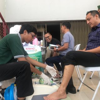 Ketua Umum KONI Kota Semarang, Arnaz Agung Andrarasmara, ikut mencoba pemeriksaan kepadatan tulang yang dilakukan pihak Anlene untuk atlet