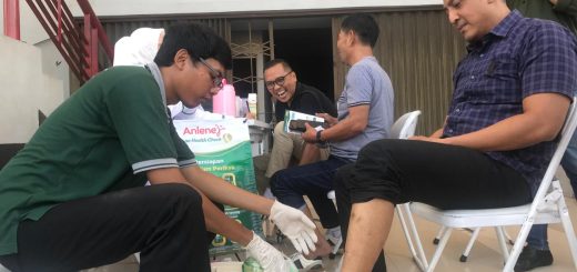 Ketua Umum KONI Kota Semarang, Arnaz Agung Andrarasmara, ikut mencoba pemeriksaan kepadatan tulang yang dilakukan pihak Anlene untuk atlet