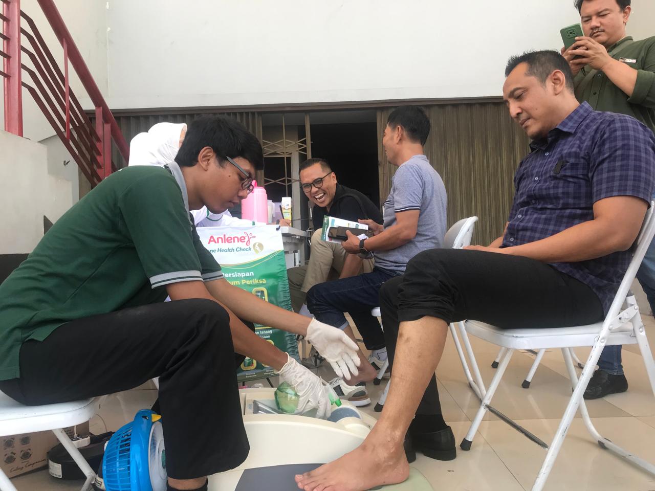 Ketua Umum KONI Kota Semarang, Arnaz Agung Andrarasmara, ikut mencoba pemeriksaan kepadatan tulang yang dilakukan pihak Anlene untuk atlet