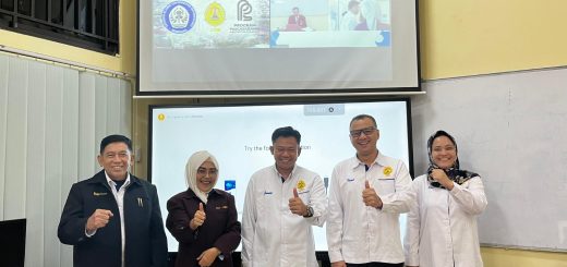 Rizky Luthfiah Sahasika SH bersama Ketua Dewan Penguji Dr Drs H Kukuh Sudarmanto BA SSos SH MM MH, anggota Penguji Dr Muhammad Junaidi, SHI MH dan Dr Zaenal Arifin SH MKn serta sekretaris Evi SE MM.