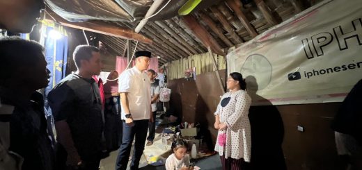 Ketua Baznas Kota Semarang, Arnaz Agung Andrarasmara, mendatangi rumah milik Abdul Muhyi di Jalan Sendang Indah Timur RT 07 RW II, Kelurahan Muktiharjo Lor, Kecamatan Genuk, untuk dilakukan pembongkaran, Sabtu (29/6/2024)