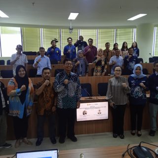 Peserta Semiloka Kurikulum Berbasis Outcome Based Education (OBE) yang digelar Program Studi S1 Pariwisata FTIK Universitas Semarang, berfoto bersama di Ruang Diskusi Utama Lantai 8 Gedung Menara USM, Jumat (28/6/2024)
