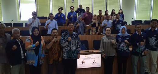 Peserta Semiloka Kurikulum Berbasis Outcome Based Education (OBE) yang digelar Program Studi S1 Pariwisata FTIK Universitas Semarang, berfoto bersama di Ruang Diskusi Utama Lantai 8 Gedung Menara USM, Jumat (28/6/2024)