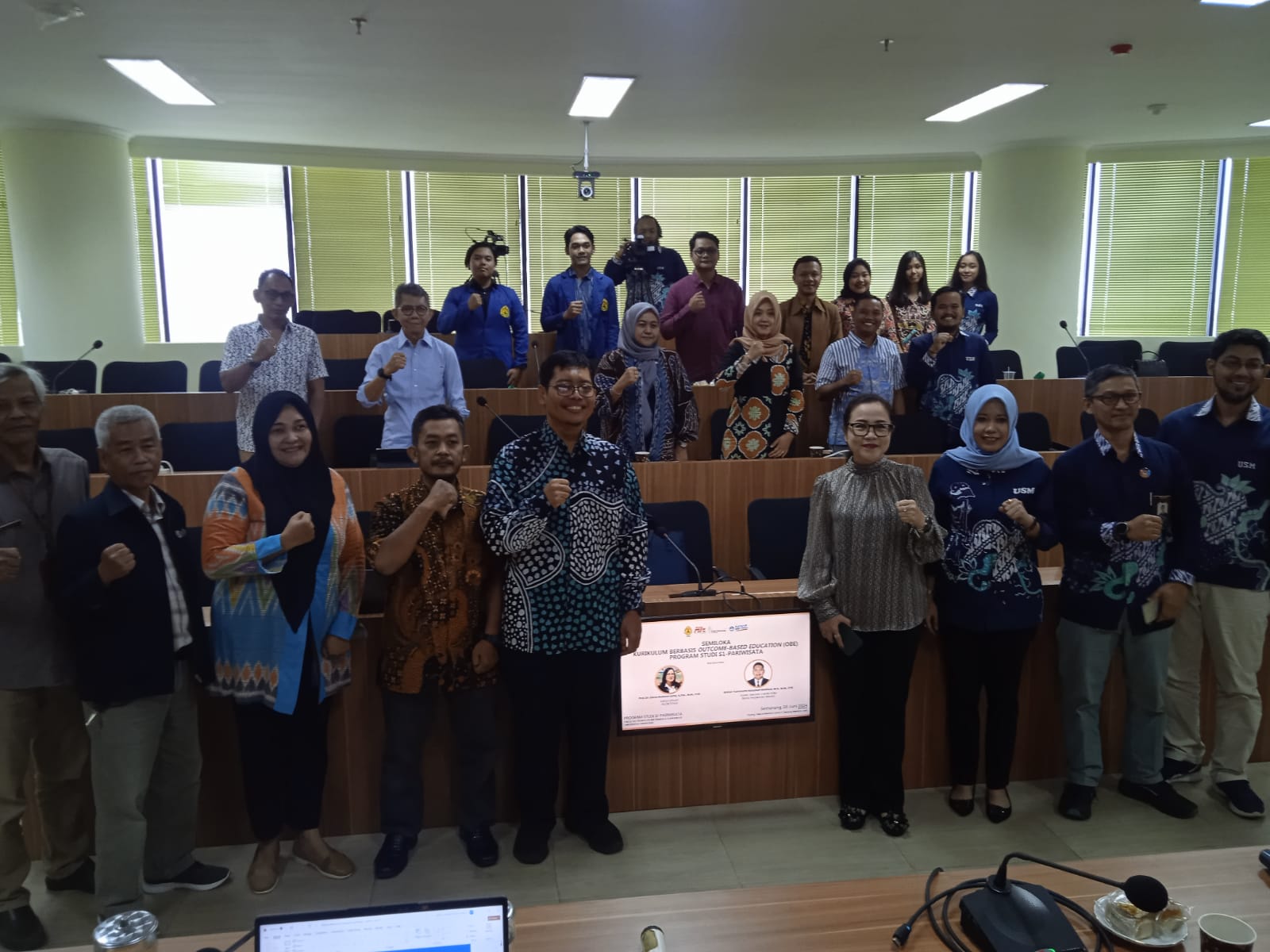 Peserta Semiloka Kurikulum Berbasis Outcome Based Education (OBE) yang digelar Program Studi S1 Pariwisata FTIK Universitas Semarang, berfoto bersama di Ruang Diskusi Utama Lantai 8 Gedung Menara USM, Jumat (28/6/2024)