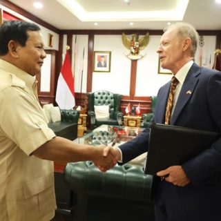 Menteri Pertahanan RI Prabowo Subianto (kiri) bertemu dengan Duta Besar Denmark untuk Indonesia Sten Frimodt Nielsen di kantor Kemhan RI, Selasa (4/6/2024)