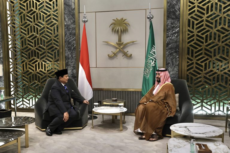 Menhan RI Prabowo Subianto berbincang dengan Putra Mahkota/Perdana Menteri Muhammad bin Salman (MBS) bin Abdulaziz di Jeddah, Rabu (12/6)