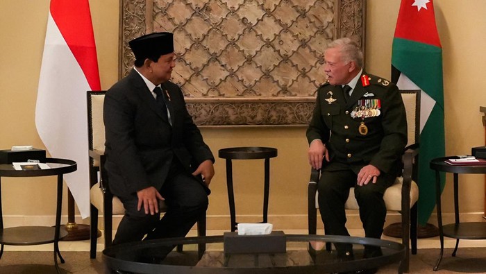 Menteri Pertahanan RI Prabowo Subianto (kiri) dan Raja Yordania Abdullah II bin Al-Hussein bertemu di Amman, Yordania, Senin (10/6/2024)
