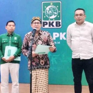 Ketua Desk Pilkada PKB Abdul Halim Iskandar (tengah) saat memberikan keterangan pers di Kantor DPP PKB, Jakarta, Senin (3/6)