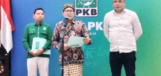 Ketua Desk Pilkada PKB Abdul Halim Iskandar (tengah) saat memberikan keterangan pers di Kantor DPP PKB, Jakarta, Senin (3/6)