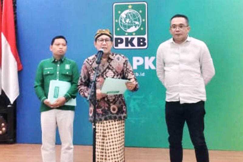 Ketua Desk Pilkada PKB Abdul Halim Iskandar (tengah) saat memberikan keterangan pers di Kantor DPP PKB, Jakarta, Senin (3/6)