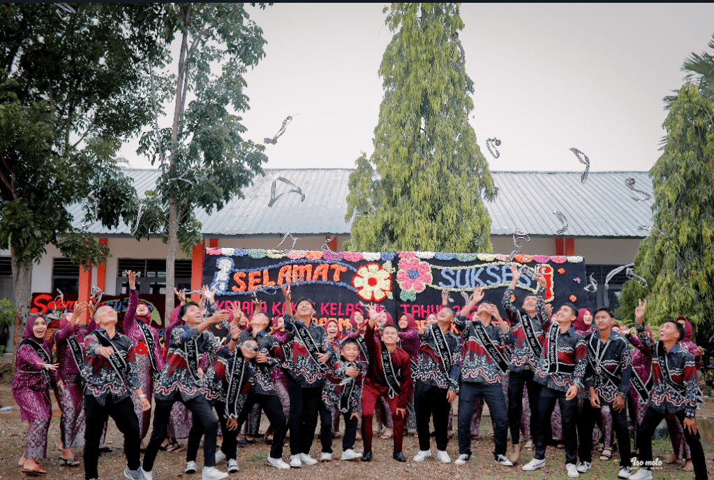 Perpisahan pelajar kelas 12 yang sudah lulus mengenyam pendidikan di SMA Negeri 1 Sininukan dihadiri perwakilan alumni yang tergabung dalam organisasi KASASIN atau Keluarga Alumni SMA Negeri 1 Sinunukan.
