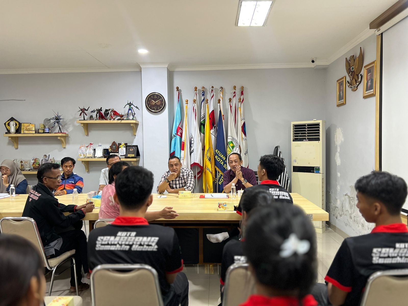 Ketua Umum KONI Kota Semarang, Arnaz Agung Andrarasmara dan jajaran pengurus menerima audiensi pengurus dan atlet Persatuan Squash Indonesia (PSI) Kota Semarang, Senin (24/6/2026)