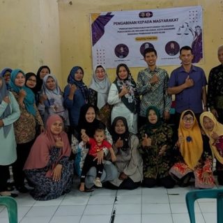 Warga Penggaron Lor, Kecamatan Genuk, Semarang, foto bersama dengan Tim PkM USM usai acara sosialisasi soal Pembagian Waris Islam pada 29 Mei 2024
