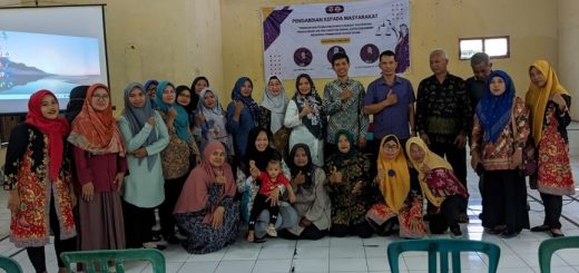 Warga Penggaron Lor, Kecamatan Genuk, Semarang, foto bersama dengan Tim PkM USM usai acara sosialisasi soal Pembagian Waris Islam pada 29 Mei 2024