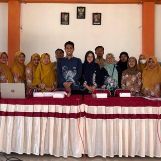 Guru SMK Muhammadiyah Sumowono, Kabupaten Semarang foto bersama dengan Tim Pengabdian Kepada Masyarakat (PkM) Fakultas Psikologi Universitas Semarang (USM), pada acara Psikoedukasi pentingnya work life balance sebagai upaya menjaga kesehatan mental, baru-baru ini