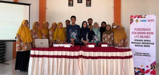 Guru SMK Muhammadiyah Sumowono, Kabupaten Semarang foto bersama dengan Tim Pengabdian Kepada Masyarakat (PkM) Fakultas Psikologi Universitas Semarang (USM), pada acara Psikoedukasi pentingnya work life balance sebagai upaya menjaga kesehatan mental, baru-baru ini