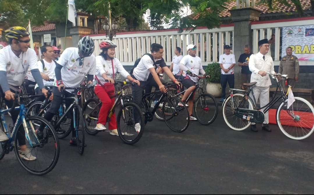 Ketua KORMI Jateng Maria Tri Mangesti dan Ketua Panitia FORDA Jateng 2024 Asfirla Harisanto bersama Pj Bupati Banyumas Hanung CS mengikuti kegiatan Pre Event parade sepeda dan fun bike bersama komunitas sepeda tua Indonesia (Kosti), Sabtu (29/6)