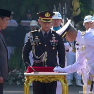 Presiden RI Joko Widodo melantik 906 perwira Tentara Nasional Indonesia (TNI) dan Kepolisian Negara Republik Indonesia (Polri) di halaman Istana Merdeka, Jakarta, Selasa (16/7/2024)