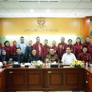 Para mahasiswa peserta Kuliah Kerja Lapangan (KKL) di Komisi Yudisial Republik Indonesia dari Magister Hukum Universitas Semarang (USM) Angkatan XVII, diterima Staf Ahli Komisi Yudisial Republik Indonesia Totok Wintarto, SH MH, pada 1 Juli 2024