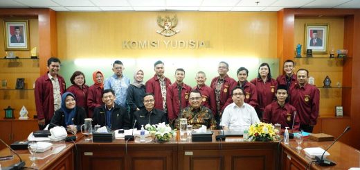 Para mahasiswa peserta Kuliah Kerja Lapangan (KKL) di Komisi Yudisial Republik Indonesia dari Magister Hukum Universitas Semarang (USM) Angkatan XVII, diterima Staf Ahli Komisi Yudisial Republik Indonesia Totok Wintarto, SH MH, pada 1 Juli 2024
