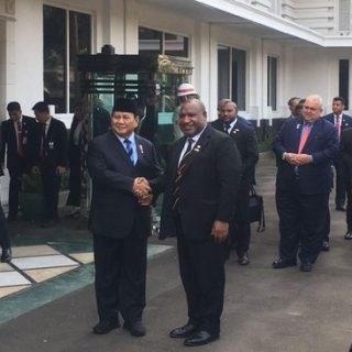Menteri Pertahanan Prabowo Subianto menerima kunjungan Perdana Menteri Papua Nugini James Marape di Kantor Kementerian Pertahanan, Jakarta