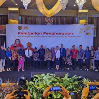 Ketua KONI Kota Semarang, Arnaz Agung Andrarasmara, memberikan penghargaan kepada stakeholder yang selama ini sudah melakukan kerjasama untuk kemajuan dan prestasi, Kamis 11 Juli 2024