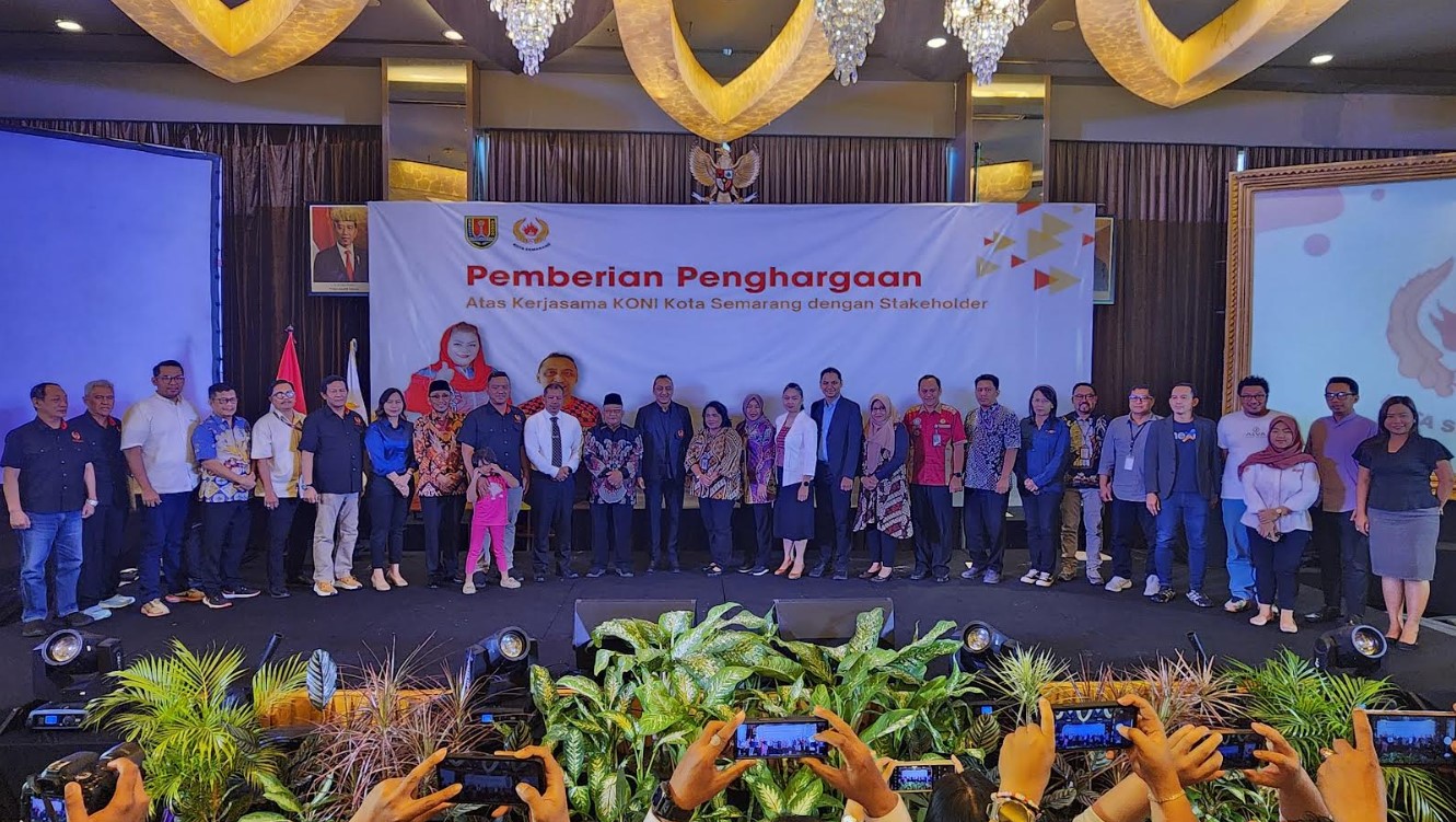 Ketua KONI Kota Semarang, Arnaz Agung Andrarasmara, memberikan penghargaan kepada stakeholder yang selama ini sudah melakukan kerjasama untuk kemajuan dan prestasi, Kamis 11 Juli 2024