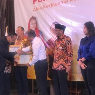 Rektor Universitas Semarang (USM), Dr Supari ST MT menerima penghargaan dari KONI Kota Semarang, yang diserahkan langsung Ketum Umum Arnaz Agung Andrarasmara, pada acara yang digelar di Hotel Quest, Semarang, Kamis (11/7/2024)
