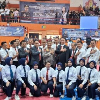 Kapolda Jateng, Irjen. Pol. Drs. Ahmad Luthfi, berfoto bersama usai membuka Kejuaraan Taekwondo Piala Kapolda Jateng di GOR Satria Purwokerto pada 12-14 Juli 2024
