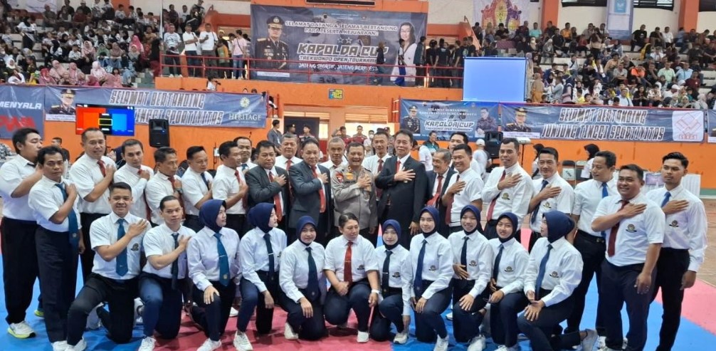 Kapolda Jateng, Irjen. Pol. Drs. Ahmad Luthfi, berfoto bersama usai membuka Kejuaraan Taekwondo Piala Kapolda Jateng di GOR Satria Purwokerto pada 12-14 Juli 2024