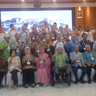 Foto bersama para peserta reuni alumni senior Teknik Sipil Fakultas Teknik Undip di Auditorium Ir Widjatmoko USM, pada 14 Juli 2024. Reuni berlangsung sangat gayeng