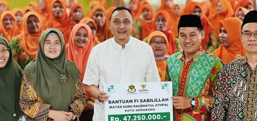 Ketua Baznas Kota Semarang, Arnaz Agung Andrarasmara, menyerahkan bantuan untuk 135 guru yang tergabung dalam Ikatan Guru Raudhatul Athfal (IGRA) se-Kota Semarang di Kantor Kementerian Agama Kota Semarang, baru-baru ini.