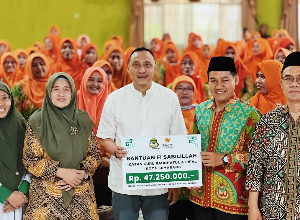 Ketua Baznas Kota Semarang, Arnaz Agung Andrarasmara, menyerahkan bantuan untuk 135 guru yang tergabung dalam Ikatan Guru Raudhatul Athfal (IGRA) se-Kota Semarang di Kantor Kementerian Agama Kota Semarang, baru-baru ini.