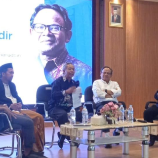 Ketua Pembina Yayasan Alumni Undip, Prof. Sudharto P. Hadi, MES PhD, menjadi Pembahas dalam Bedah Buku ''Jalan Pulang: Seni Mengelola Takdir'' karya Prof. Dr. Komaruddin Hidayat, MA Ph.D, yang berlangsung di Auditorium Ir. Widjatmoko Universitas Semarang (USM), pada pada Jumat (26/7/2024)